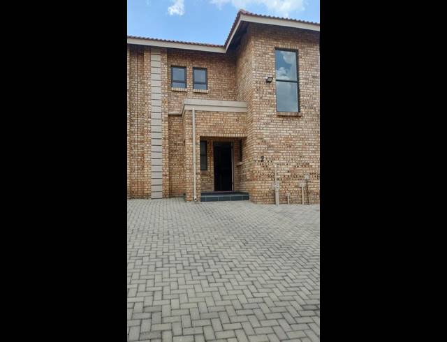 2 BEDROOM CLUSTER FOR SALE IN ELANDSHAVEN